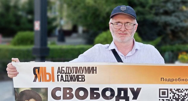 Магомед Магомедов в одиночном пикете. Махачкала, 8 июля 2024 г. Фото: телеграм-канал "Черновик" Магомед Магомедов в одиночном пикете. Махачкала, 8 июля 2024 г. Фото: телеграм-канал "Черновик"