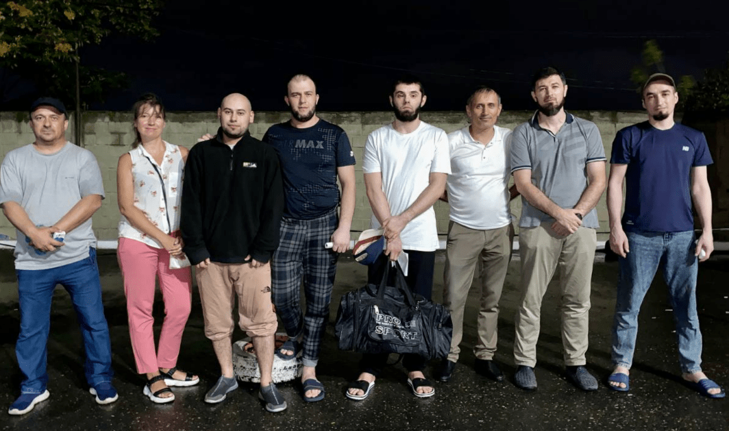 Обвиняемые в беспорядках с родными и адвокатами после освобождения ночью из СИЗО. Скриншот фото из Telegram-канала Шамиля Хадулаева от 24.04.24, https://t.me/khadulaev/8303 Обвиняемые в беспорядках с родными и адвокатами после освобождения ночью из СИЗО. Скриншот фото из Telegram-канала Шамиля Хадулаева от 24.04.24, https://t.me/khadulaev/8303