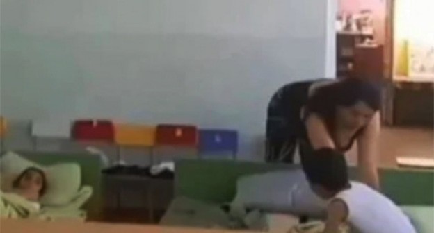 Воспитательница, избившая ребенка в общине Малые Веди. Скриншот видео https://www.magnis.news/rus/news/387888/ Воспитательница, избившая ребенка в общине Малые Веди. Скриншот видео https://www.magnis.news/rus/news/387888/