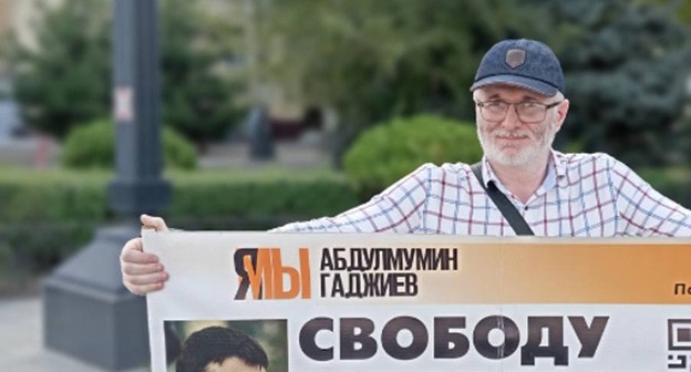 Магомед Магомедов в одиночном пикете в поддержку Абдулмумина Гаджиева. Махачкала, 12 августа 2024 г. Фото Телеграм канал "Черновик" Магомед Магомедов в одиночном пикете в поддержку Абдулмумина Гаджиева. Махачкала, 12 августа 2024 г. Фото Телеграм канал "Черновик"