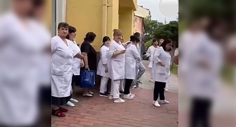 Сотрудники Пригородной ЦРБ Владикавказа на акции протеста против увольнения главврача. Кадр из видео https://vk.com/wall-99865819_1758516 Сотрудники Пригородной ЦРБ Владикавказа на акции протеста против увольнения главврача. Кадр из видео https://vk.com/wall-99865819_1758516