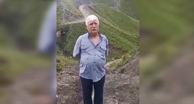 Житель Лакского района во время видеообращения. Скриншот видео от 4 сентября 2024 г. Телеграм канал "Черновик" Житель Лакского района во время видеообращения. Скриншот видео от 4 сентября 2024 г. Телеграм канал "Черновик"