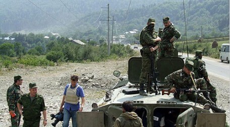 Военные в Цхинвале, август 2008 года. Фото Александра Ковылкова для "Кавказского узла".
