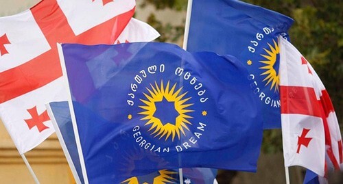 Флаги партии "Грузинская мечта". Фото: report.az https://report.az/ru/v-regione/partiya-gruzinskaya-mechta-prizvala-ssha-snyat-sankcii-protiv-gruzinskih-sudej/
