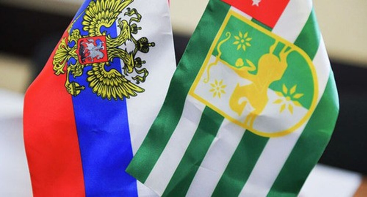 Флаги Абхазии и России. Фото: https://fish.gov.ru
