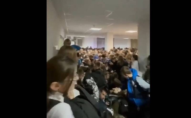 Давка у гардероба ростовской школы. Скриншот видео от 15 октября 2024 г. t.me/don_mash Давка у гардероба ростовской школы. Скриншот видео от 15 октября 2024 г. t.me/don_mash