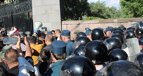 Столкновения с полицией участников акции протеста. Ереван, 12 июня 2024 г. Фото Тиграна Петросяна для "Кавказского узла" Столкновения с полицией участников акции протеста. Ереван, 12 июня 2024 г. Фото Тиграна Петросяна для "Кавказского узла"