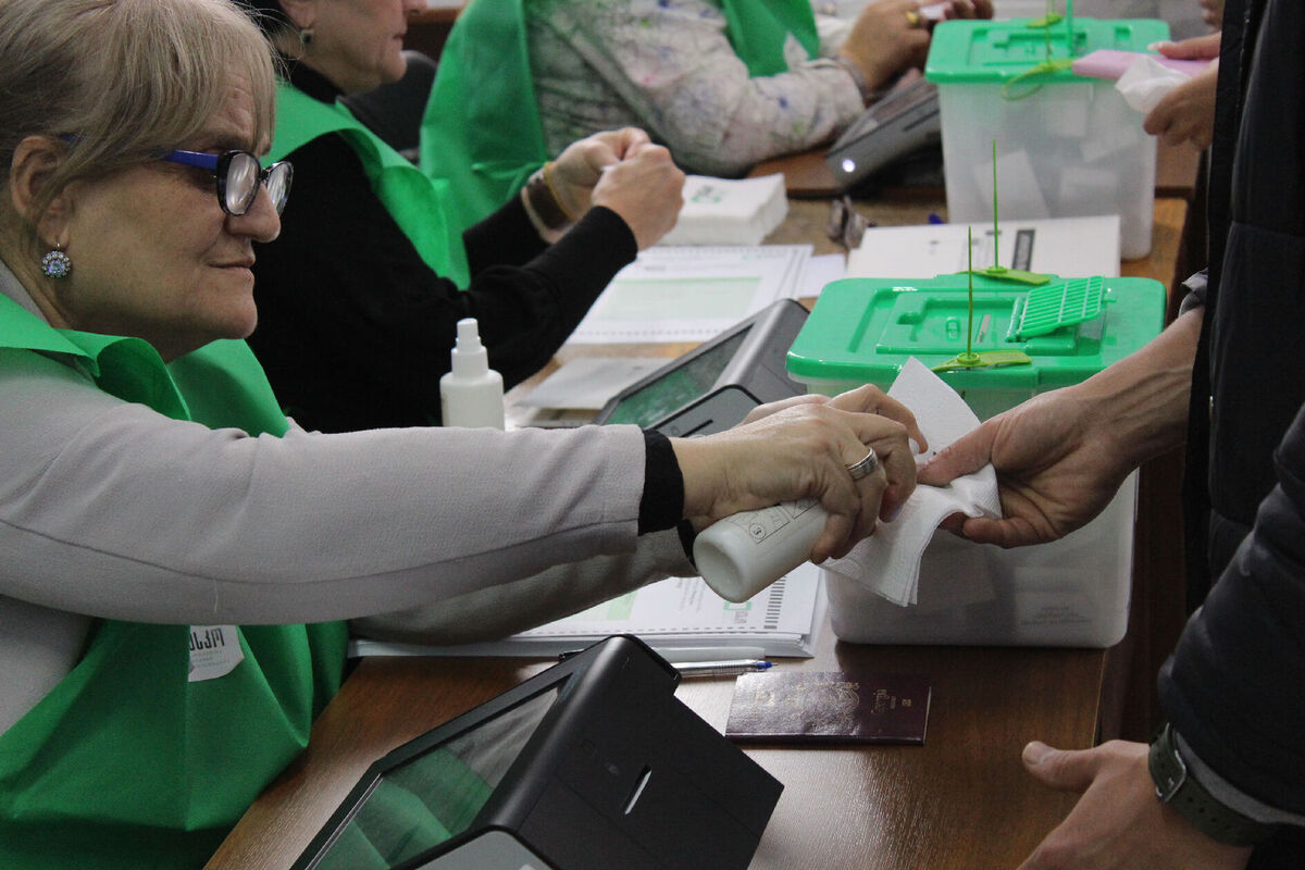 Представитель участковой избирательной комиссии перед голосованием наносит избирателю маркировку во избежание его повторного голосования на выборах. Тбилиси, 26 ноября 2024 г. Фото Инны Кукуджановой для "Кавказского узла"
-