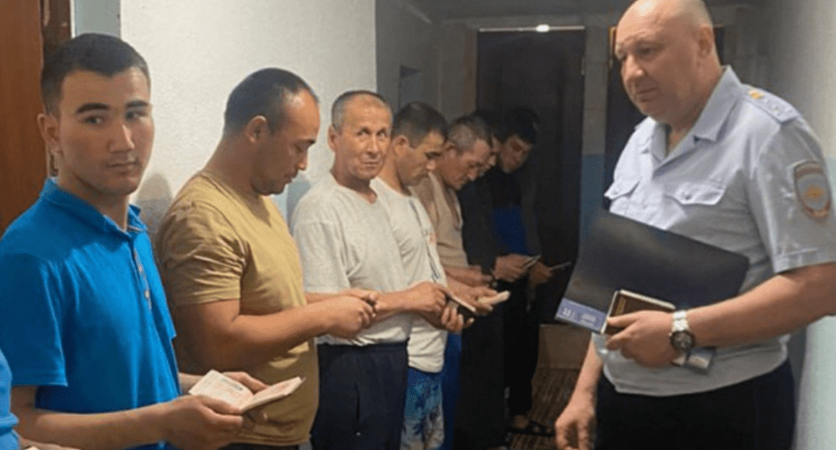 Проверка документов у мигрантов. Скриншот фото из Telegram-канала "Донская полиция" от 16.04.24, https://t.me/gumvdro/245 Проверка документов у мигрантов. Скриншот фото из Telegram-канала "Донская полиция" от 16.04.24, https://t.me/gumvdro/245