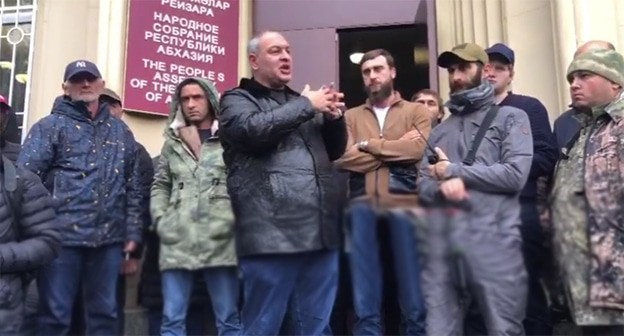 Участники акции протеста в Абхазии. 18 ноября 2024 года. Скриншот видео Телеграм-канала https://t.me/respublicaabh Участники акции протеста в Абхазии. 18 ноября 2024 года. Скриншот видео Телеграм-канала https://t.me/respublicaabh