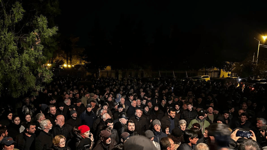 Протестующие собрались у администрации президента. Скриншот фото из Telegram-канала "Республика" от 18.11.24, https://t.me/respublicaabh/9987?single Протестующие собрались у администрации президента. Скриншот фото из Telegram-канала "Республика" от 18.11.24, https://t.me/respublicaabh/9987?single