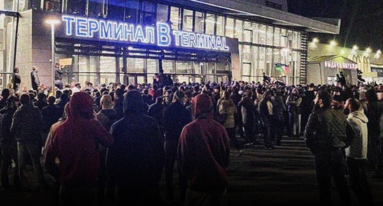 Беспорядки в аэропорту Уйташ. Махачкала, октябрь 2023 г. Кадр видео YouTube-канала "Новости Казахстана" https://www.youtube.com/watch?v=Mys3gWpYMUc