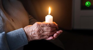 Пенсионерка со свечой. Иллюстрация создана 