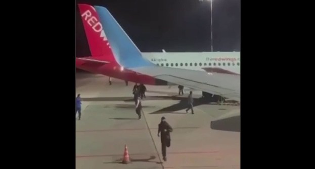 Участники беспорядков на взлетно-посадочной полосе в аэропорту Махачкалы, стоп-кадр видео https://t.me/rusnews/43379 от 29.10.23.

