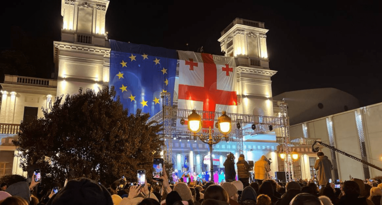 Акция протеста у Нового театра. Скриншот фото Lorena Beria из Telegram-канала Tbilisi Life от 23.01.25, https://t.me/Tbilisi_life/36325.