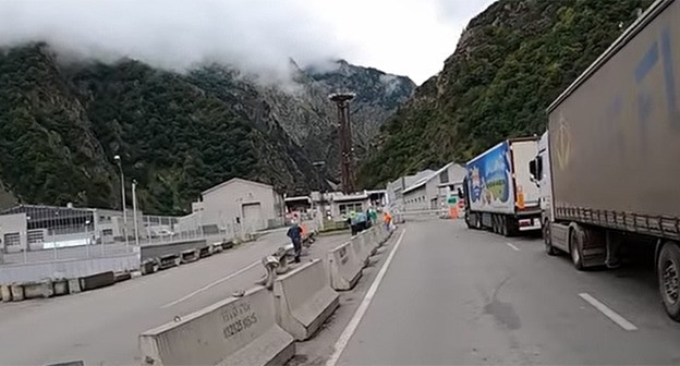 Очередь на Верхнем Ларсе. Фото: YouTube-канал Michael the Trucker https://ru.wikipedia.org/ Очередь на Верхнем Ларсе. Фото: YouTube-канал Michael the Trucker https://ru.wikipedia.org/