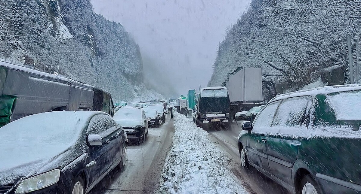 Пробка из машин в снегу. Иллюстрация создана "Кавказским узлом" с помощью ИИ в программе Photoshop Пробка из машин в снегу. Иллюстрация создана "Кавказским узлом" с помощью ИИ в программе Photoshop