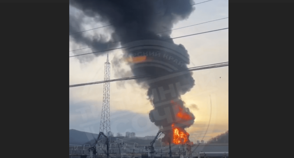 Пожар на нефтебазе в Туапсе. Стоп-кадр видео из Telegram-канала "Типичный Сочи", https://t.me/ts_life/19248.
