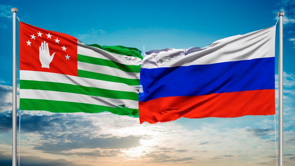 Флаги Абхазии и России. Иллюстрация создана «Кавказским узлом» с помощью ИИ в программе Photoshop