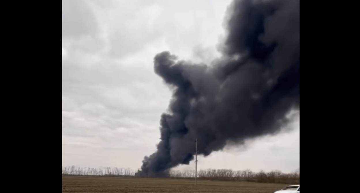 Дым от пожара на нефтебазе на Кубани. Стоп-кадр видео "Типичный Краснодар" от 21.03.25, https://t.me/tipichkras/61446.

