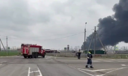 Дым от пожара на нефтебазе в Кавказском районе. Скриншот с видео телеграм-канала полиции Кубани "23 МВД" https://t.me/mvd_23/10324