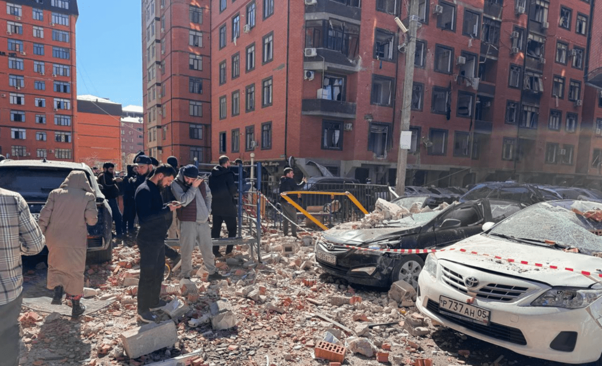 Обстановка на месте взрыва. Скриншот фото из  Telegram-канала администрации Махачкалы от 25.03.25, https://t.me/mkala_news/38763.