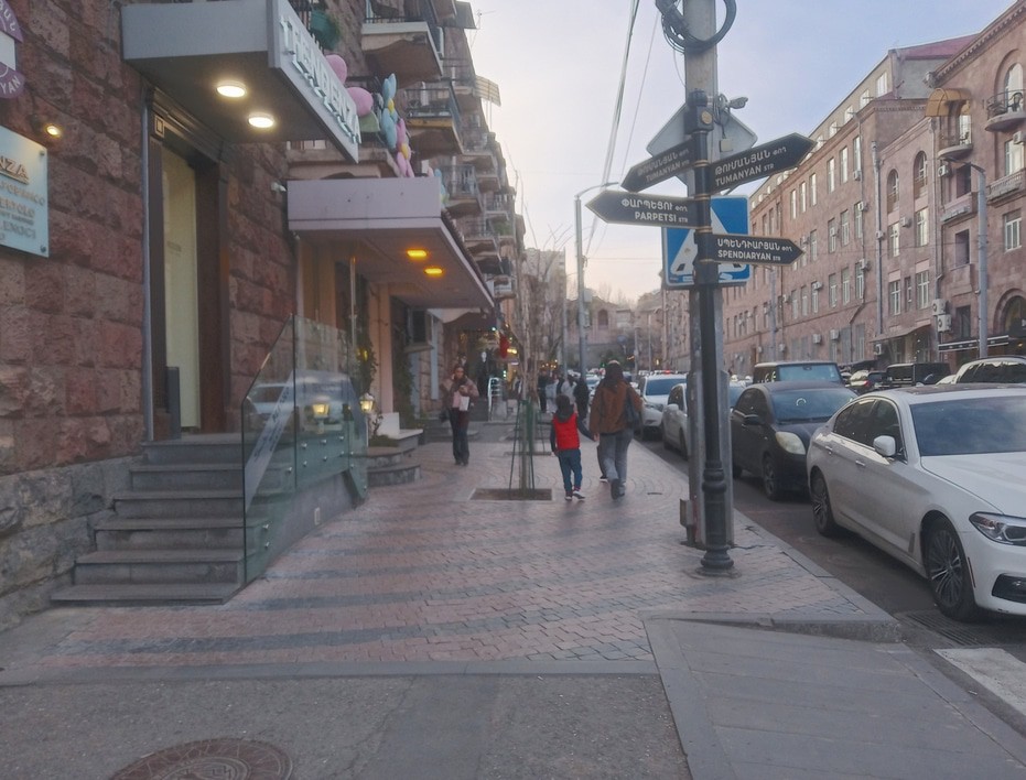 Улица Туманяна после вырубки деревьев. Фото Тиграна Петросяна для "Кавказского узла".