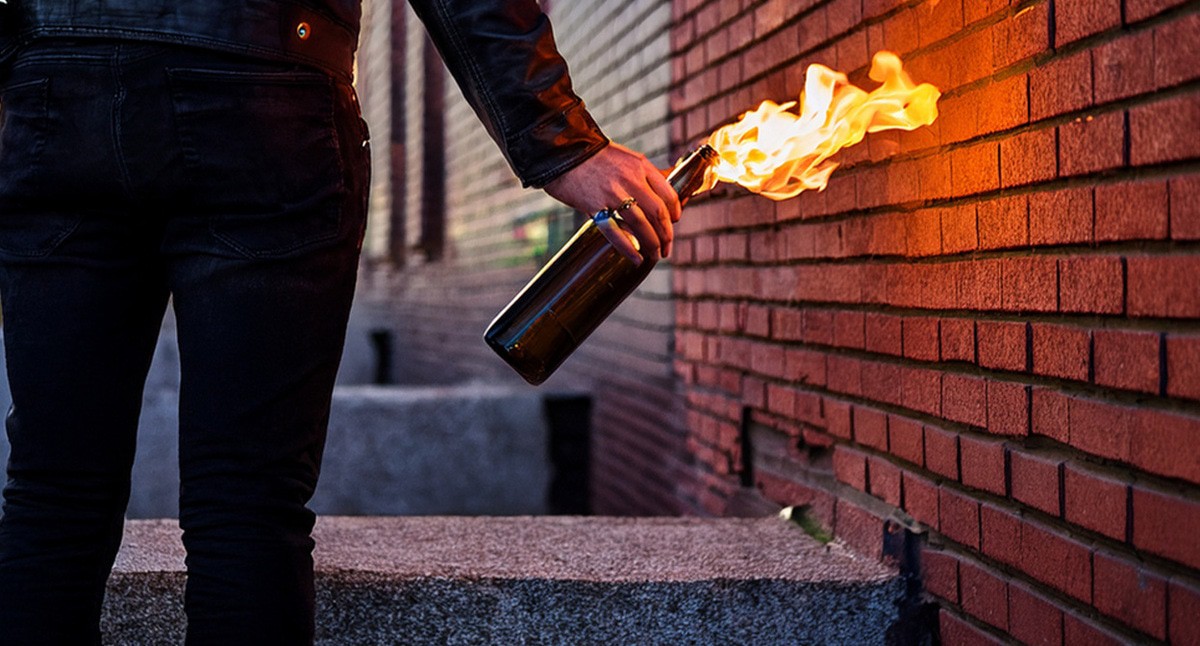 Поджигатель. Иллюстрация создана «Кавказским узлом» с помощью ИИ в программе Photoshop