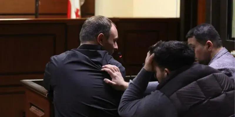 Георгий Чикваидзе (слева) в зале суда. Фото: TV Pirveli