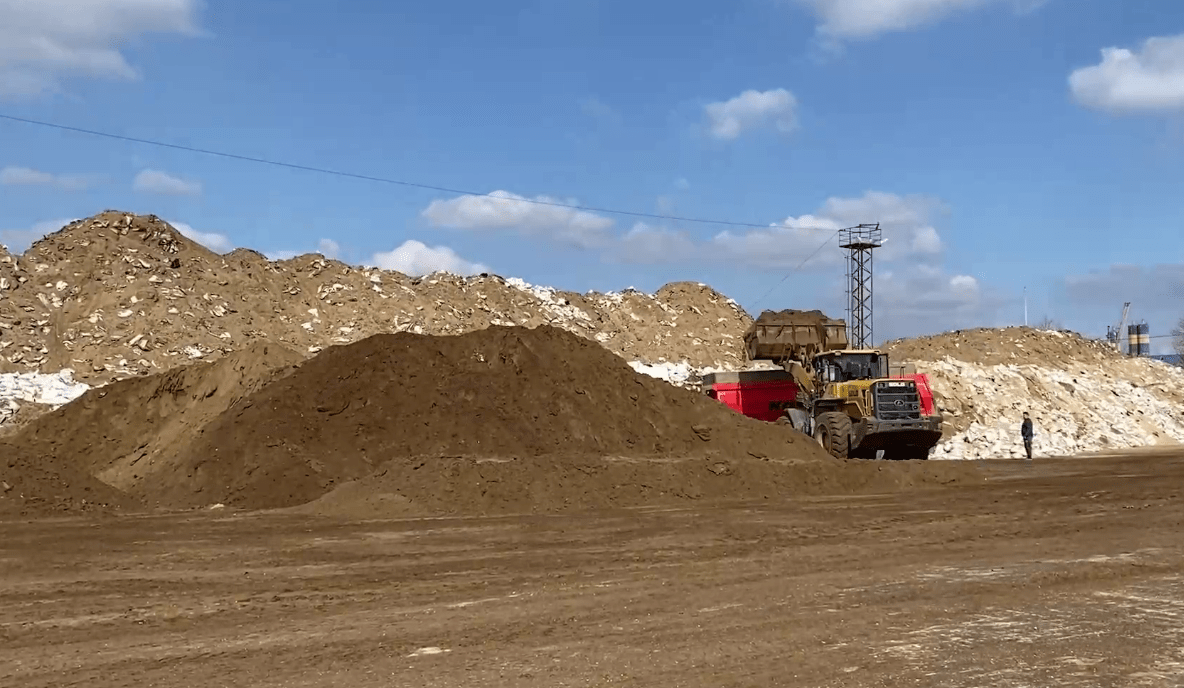 Состояние полигона в хуторе Воскресенский 22 марта 2025 года. Стоп-кадр видео оперштаба Краснодарского края, https://t.me/opershtab23/12878.