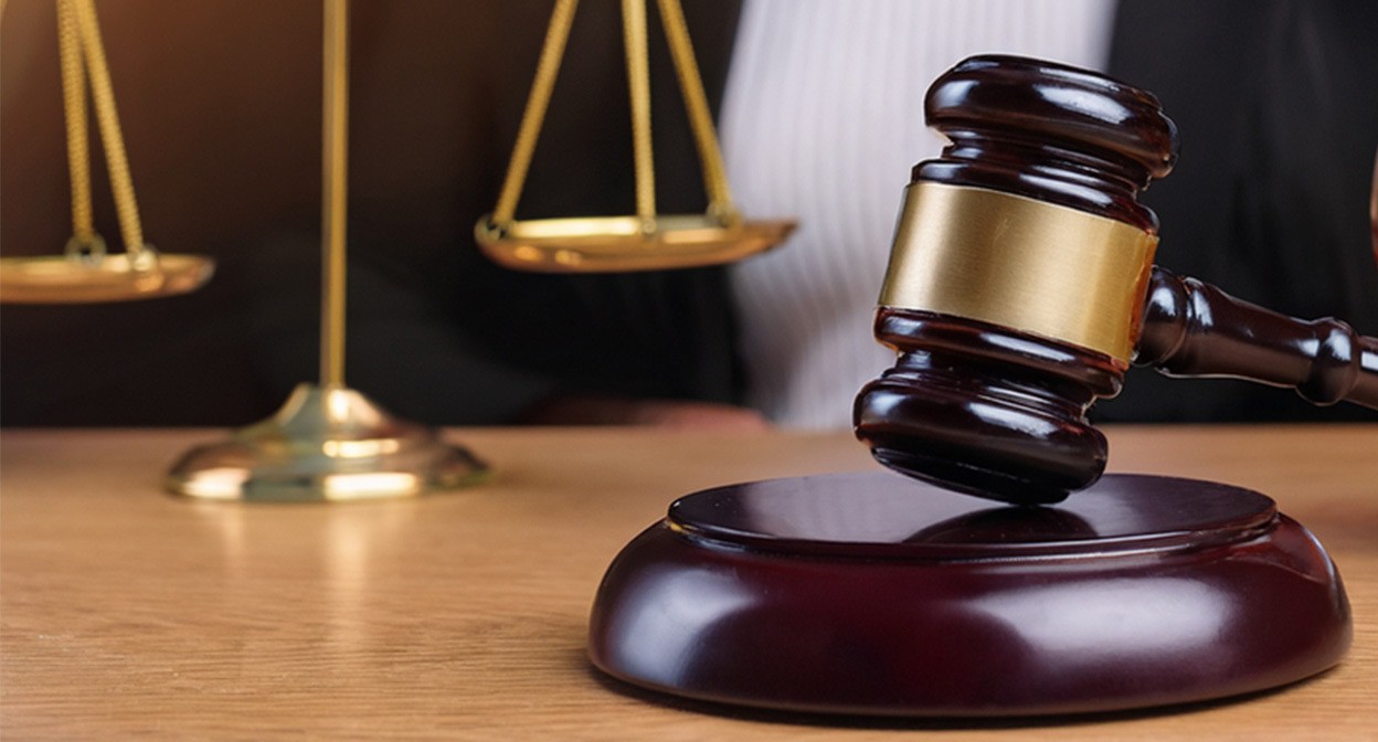 Суд. Иллюстрация создана «Кавказским узлом» с помощью ИИ в программе Photoshop