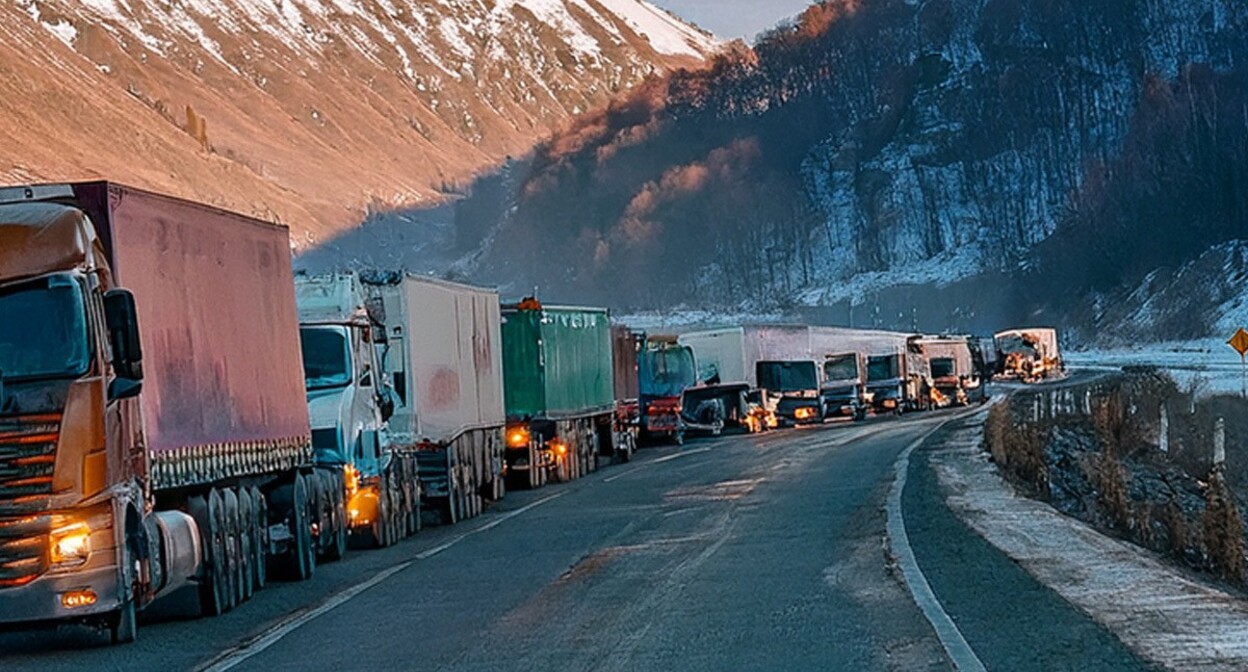 Очередь на горной дороге. Иллюстрация создана "Кавказским узлом" с помощью ИИ в программе Photoshop