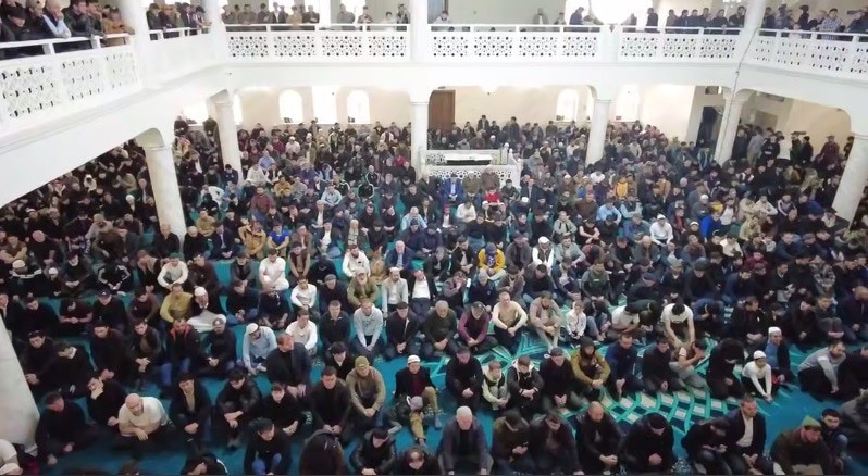 Намаз в Соборной мечети Карачаево-Черкесии. 30 марта 2025 года. Кадр видео из телеграм-канала главы КЧР Рашида Темрезова https://t.me/rashid_temrezov/7931
