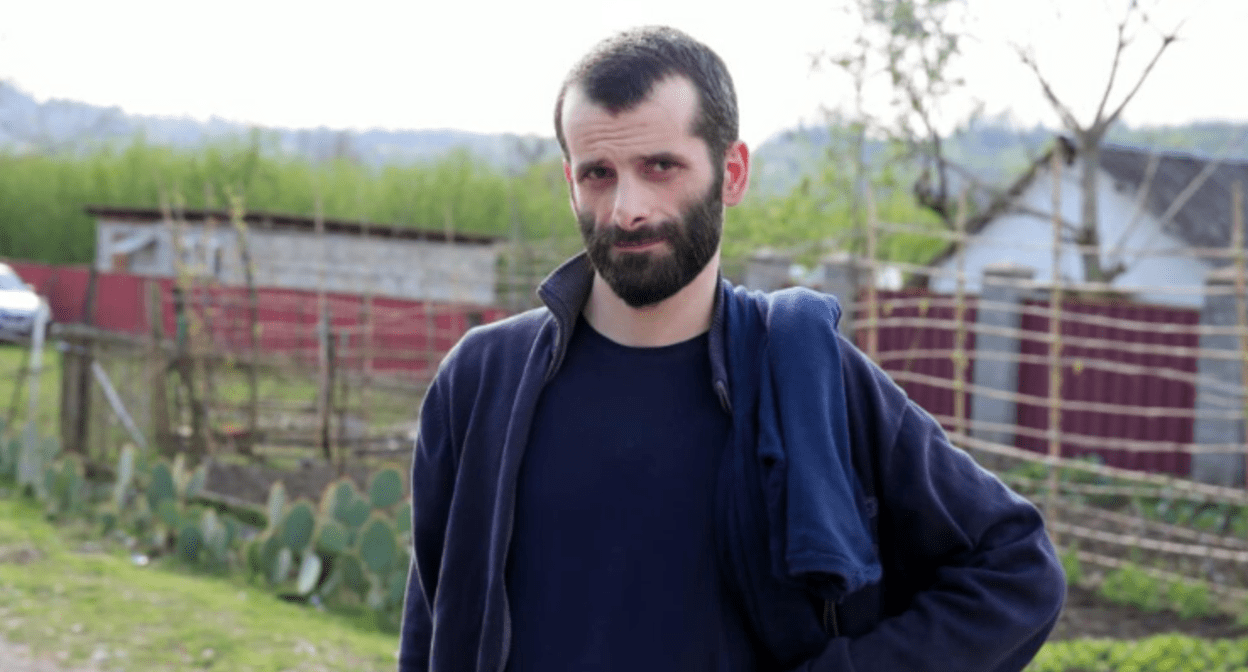 Ираклий Бебуа после освобождения. Скриншот фото Publika от 30.03.25, https://publika.ge/saokupacio-redjimis-mier-ukanonod-dakavebuli-irakli-bebua-tavisufalia/