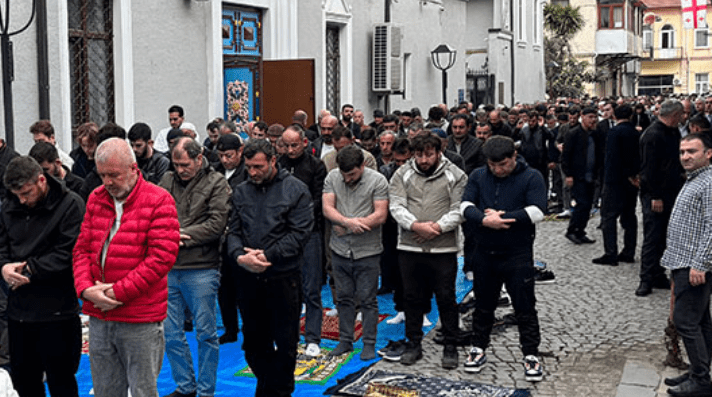 Мусульмане у мечети в Батуми. Скриншот фото "Нетгазети" от 30.03.25, https://ru.netgazeti.ge/67952/. 