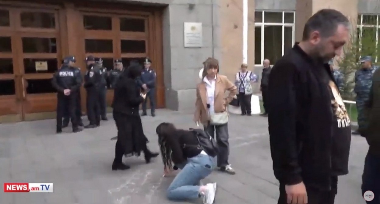 Участники акции протеста у здания Минтруда Армении. Ереван, 31 марта 2025 года. Кадр видео News.am https://news.am/rus/news/874841.html