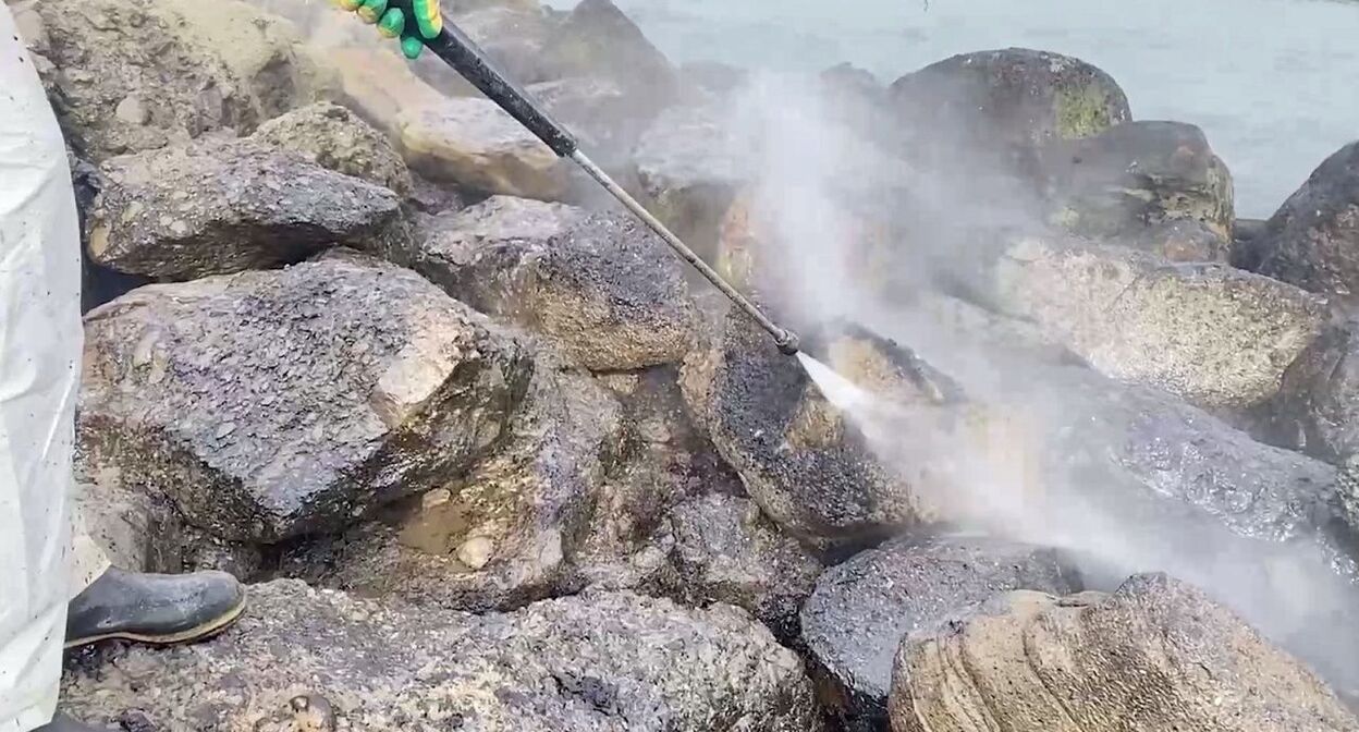 Очистка камней в Анапе. Фото: оперативный штаб Краснодарского края