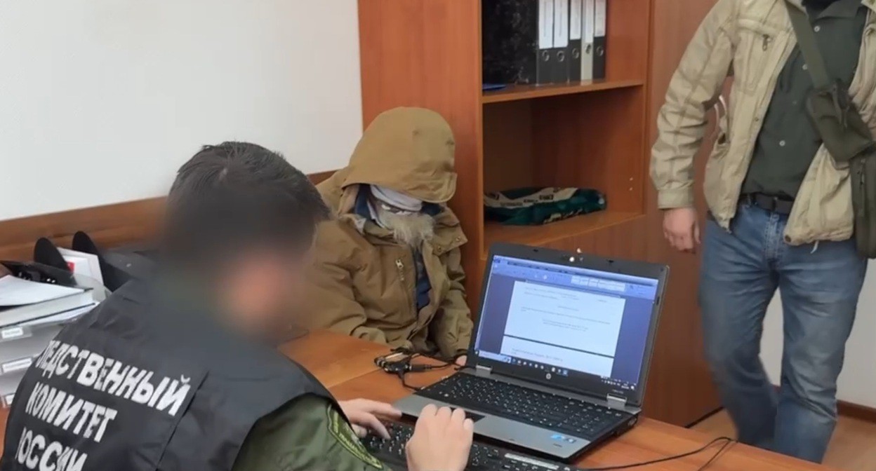 Обвиняемый в кабинете следователя. Стоп-кадр видео управления Следкома России по Ингушетии от 29.03.25, https://t.me/su_skr06/3274.
