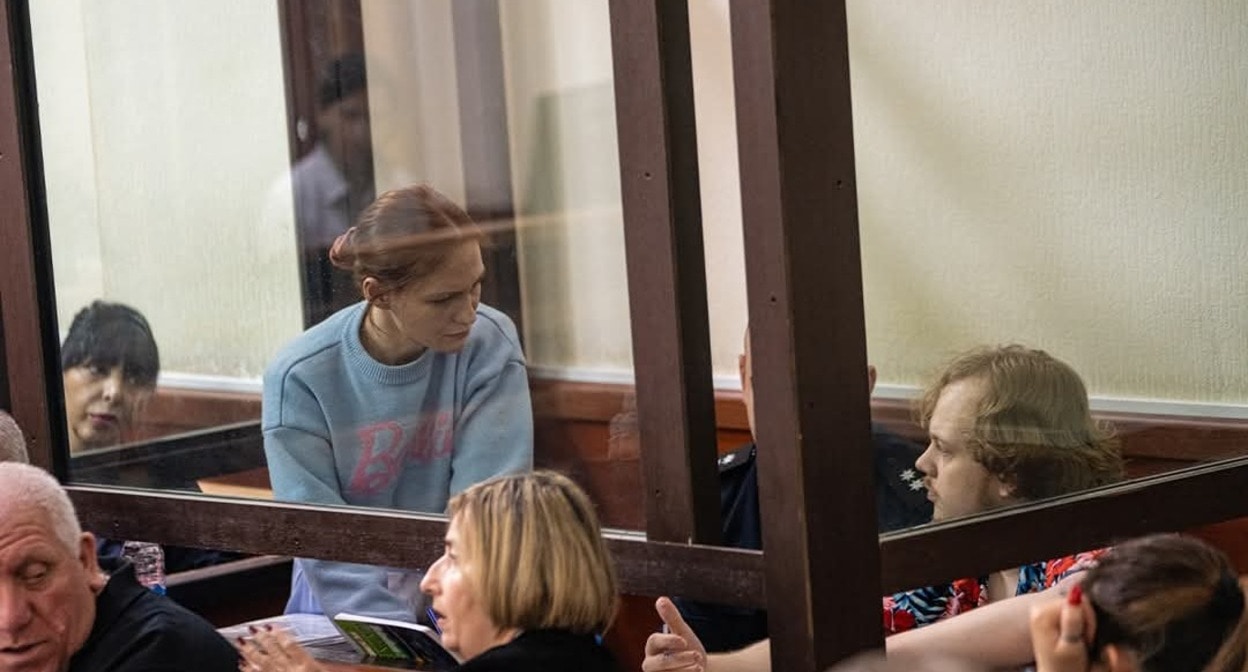 Анастасия Зиновкина и Артем Грибуль в суде, 1 апреля 2025 года. Фото: Mindia Gabadze / Publika.ge