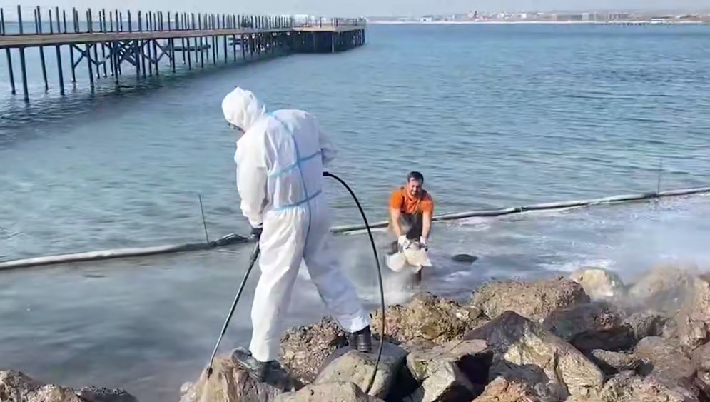 Очистка акватории морского порта Анапы. Кадр видео из телеграм-канала оперативного штаба Краснодарского края https://t.me/opershtab23/13063?single