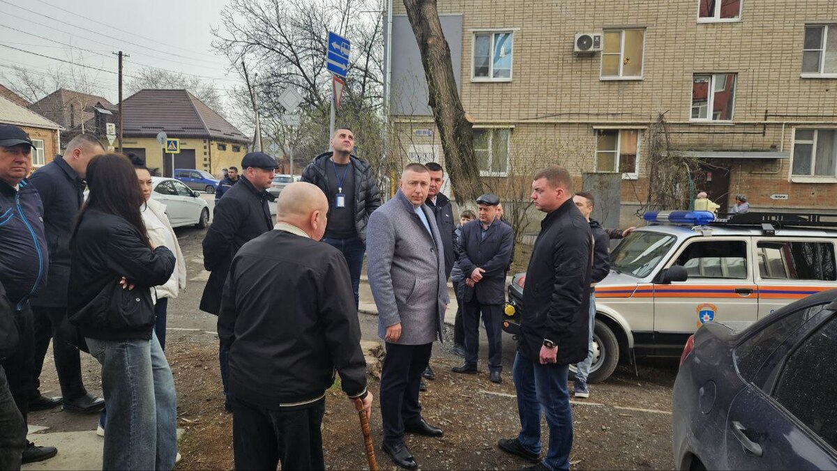 Жильцы пострадавшего дома и представители местной администрации возле дома, попавшего под атаку БПЛА. Скриншот публикации в телеграм-канале главы Таганрога Светланы Камбуловой https://t.me/KambulovaSvetlana/5176