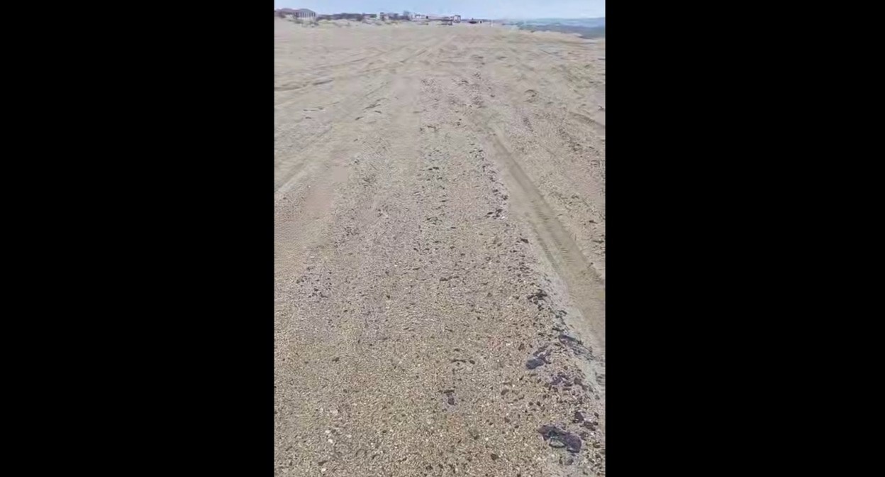 Сгустки мазута на пляжном песке в селе Витязево. Кадр видео из телеграм-канала Юрия Озаровского https://t.me/MoreOz/92469