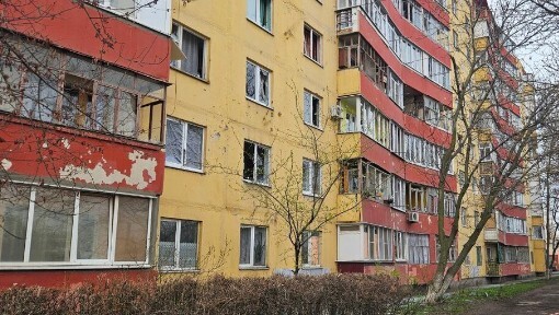 Выбитые окна в доме на улице Лизы Чайкиной в Таганроге после ночной атаки БПЛА. Скриншот публикации в телеграм-канале главы Таганрога Светланы Камбуловой https://t.me/KambulovaSvetlana/5176