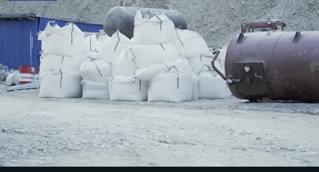 Мешки с негашеной известью. Кадр видеосюжета "Крик-ТВ" www.youtube.com/watch?v=7VN1pxTc4zk