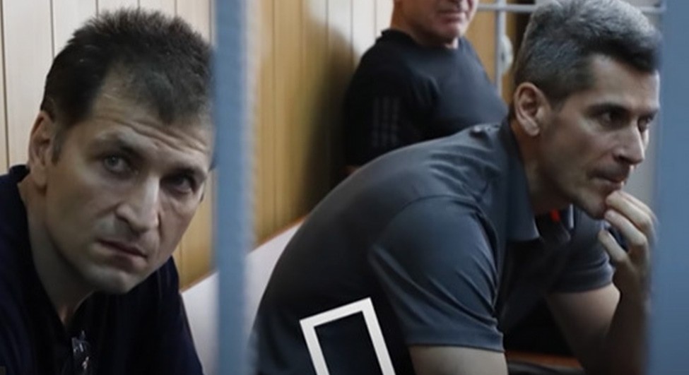 Магомед Магомедов (слева) и Зиявудин Магомедов в зале суда. Кадр видео https://www.youtube.com/watch?v=-dQLBkQDLOI