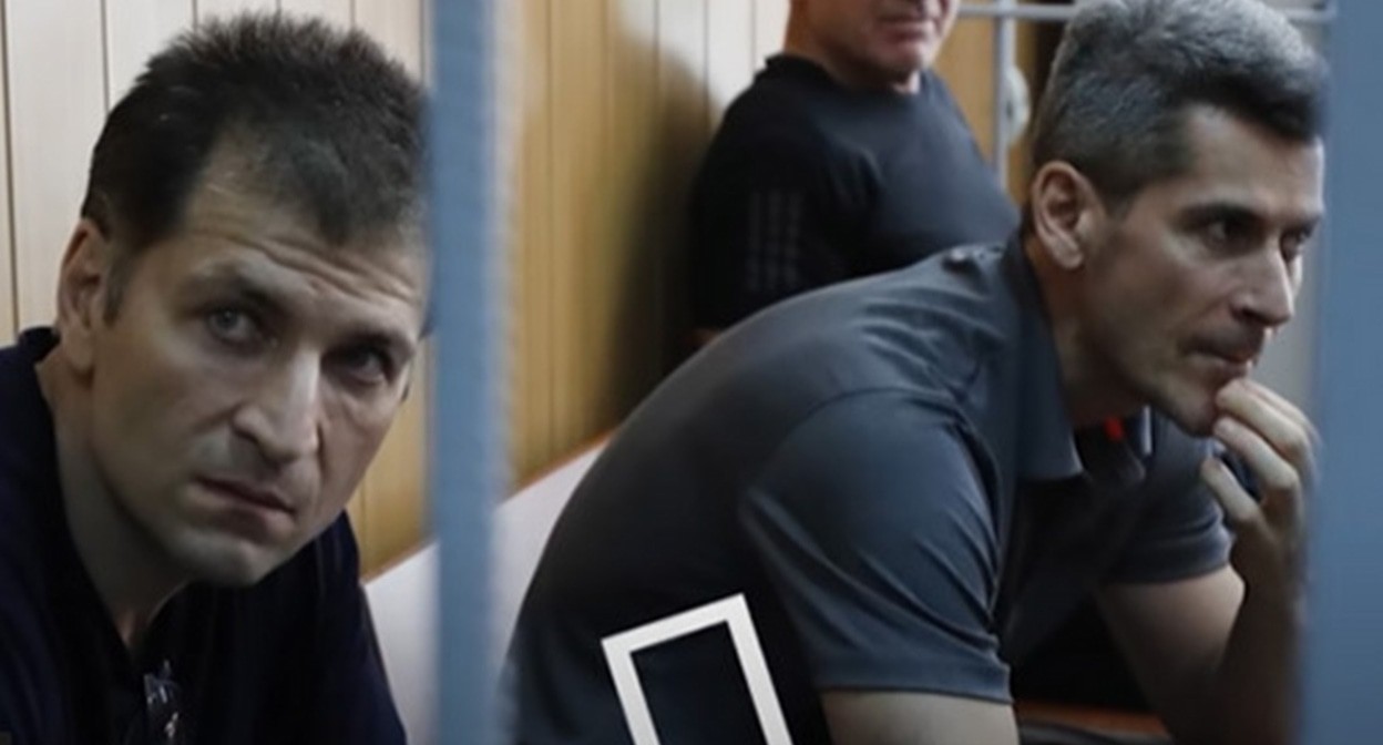 Магомед Магомедов (слева) и Зиявудин Магомедов в зале суда. Кадр видео https://www.youtube.com/watch?v=-dQLBkQDLOI