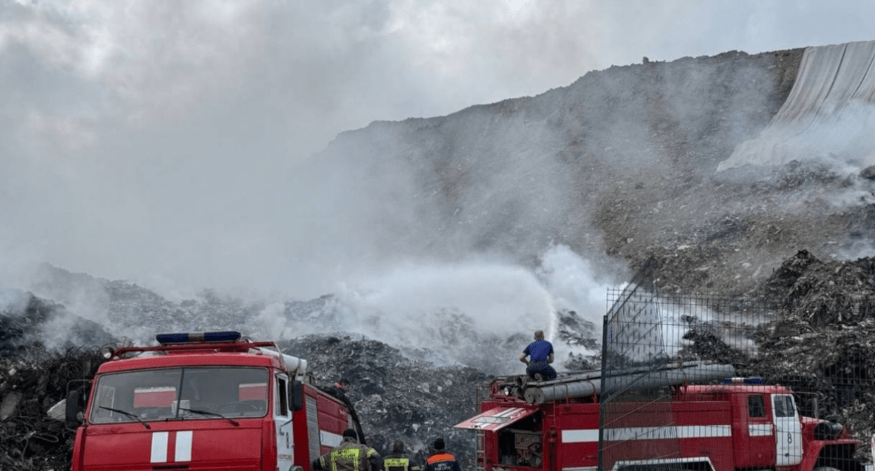 Возгорание на мусорном полигоне в Новороссийске. Скриншот фото из Telegram-канала администрации города от 29.03.25, https://t.me/nvrskadm/34649.