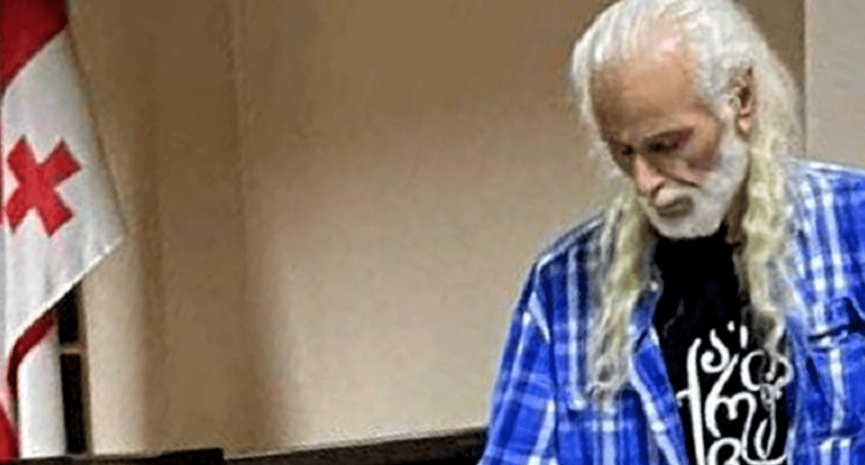 Темур Катамадзе в суде. Скриншот фото "Батумелеби" от 01.04.25, https://batumelebi.netgazeti.ge/slideshow/567774/.