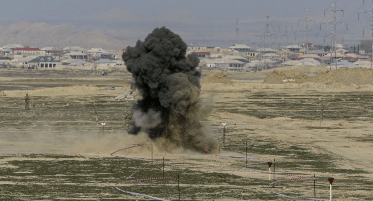 Взрыв мины. Скриншот фото Haqqin.Az  от 06.04.25, https://haqqin.az/news/344669.