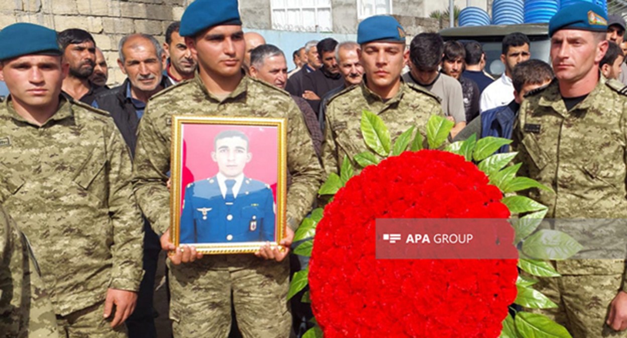 Похороны Аскера Мусазаде. 7 апреля 2025 года. Фото: APA https://ru.apa.az/incident/vozbuzdeno-ugolovnoe-delo-po-faktu-gibeli-voennosluzashhego-podorvavsegosya-v-rezultate-vzryva-boepripasa-v-dzabrailskom-raione-607026